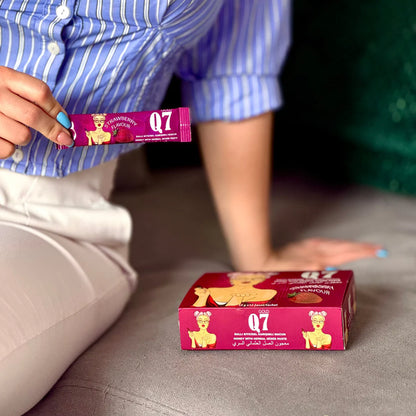 Q7 Gold Strawberry – жена държи саше от натуралния билков маджун с ягодов вкус